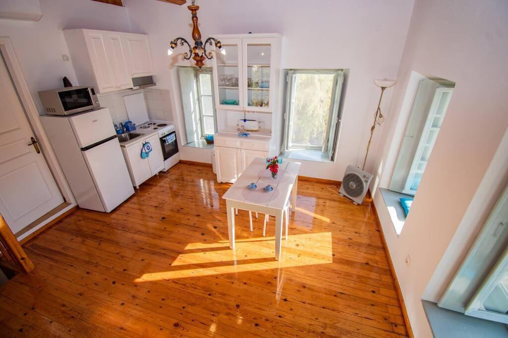 Iolis Loft Hydra Apartment ภายนอก รูปภาพ